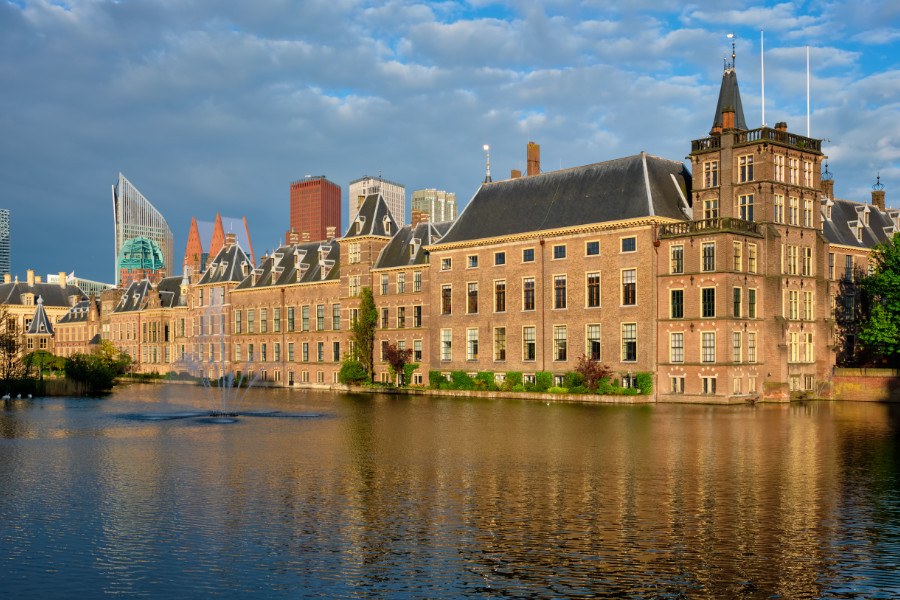 Binnenhof met vijver in de avondzon
